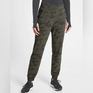 NWOT Athleta Brooklyn Camo Lined Jogger, Olive Camo SIZE 4